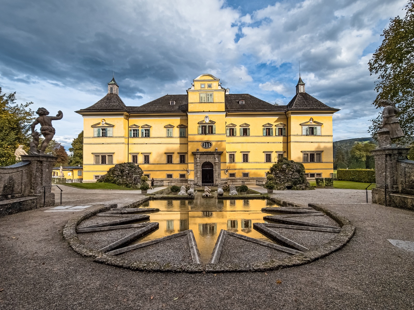 Schloss Hellbrunn vor den Toren der Stadt